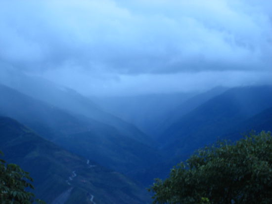 im tal beginnt es zu regnen...