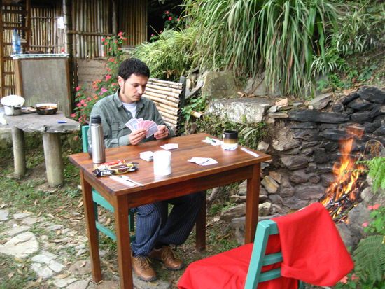 ...dann brennt´s! am zweiten tag haben wir schon um 4 mittags unser feuerchen gemacht. wir vermissen unseren holzofen im wohnzimmer zuhause...!