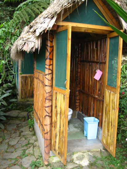 und das war das liebevolle klohaeuschen, dahinter die dusche.