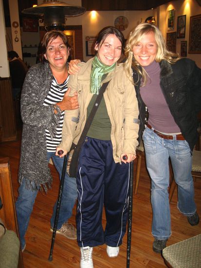 ...und der beweis uber steffis kruecken. doch sie kann schon wieder leicht draufstehen und muss nun nur noch ein paar wochen langeweile und bettruhe ueber sich ergehen lassen, die arme!