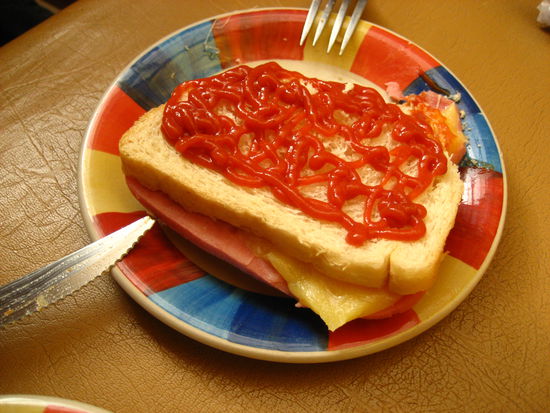 selbst die bewaehrte „sichere“ variante schinken-kaese-sandwich war hier voellig geschmacklos und musst mit einer kleinen poriton ketchup etwas aufgewertet werden...
(anmerkung sandra: fuer mich zeigt das bild oben das absolute no-go-fruehstueck. welches allerdings auch auf meinem teller lag. ein wahnsinnig guter start in den tag...kann nur besser werden...)