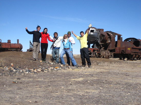 das war nun unsere reisegruppe auf einem zugfriedhof: drei brasilianische jura-studenten, ein japaner, der kein spanisch und nur sehr schlechtes englisch spricht (wie hat er es nur bis hierher geschafft?) und wir beiden deutschen (mal wieder die aeltesten der gruppe...)
