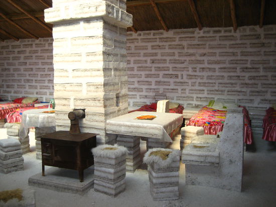 hier der innenraum eines hotels mit tischen, baenken und kamin aus salz. klingt komisch, is aber so... 
dieses baumaterial liegt vor der tuere, anderes muesste erst angeschafft werden.