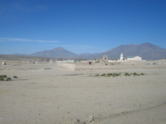 die salzwueste liegt mittlerweile hinter uns. immer wieder tauchen kleine doerfer auf. wir fragen uns, warum hier und wovon leben diese menschen?