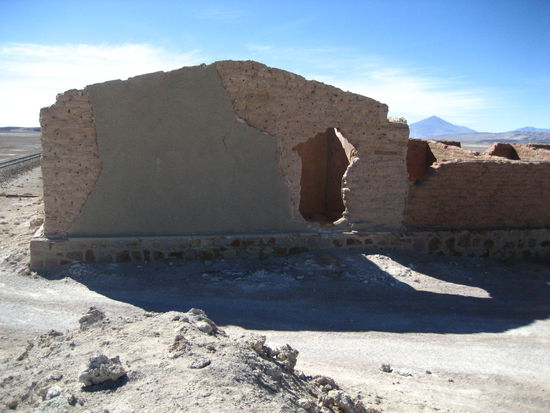 als sandra nach knapp dreistuendiger fahrt unseren charmanten theo darauf hingewiesen hat, dass sie ganz dringen mal pipi muss und er bitte anhalten soll, war die antwort: „NEIN! mas tarde (spaeter).“ irgendwie waren wir wohl nicht gut in der zeit... nach der androhnung, den sitz sein gefaehrtes zu bewaessern, hat er sich allerdings erweichen lassen, so dass wir uns in diesen ruinen erleichtern konnten. theo war so muffig, dass wir nur noch darueber lachen konnten 