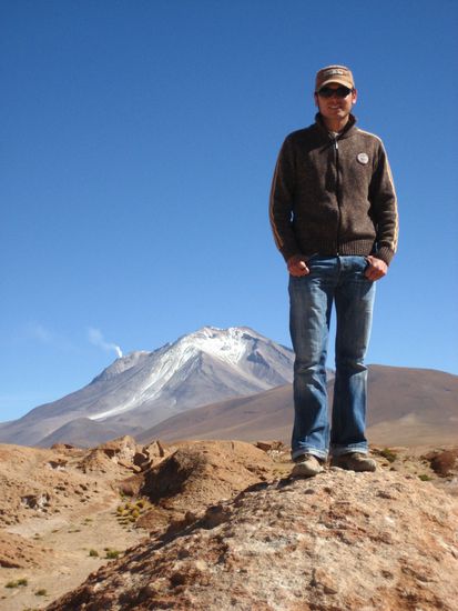 ... immer wieder unglaubliche landschaften, hier mit einem aktiven vulkan im hintergrund. irgendwie ein komisches gefuehl...