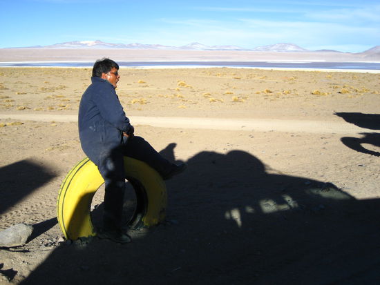 ach ja – und natuerlich theo, unserer ueberaus motivierter fahrer (im moment am gaehnen...), guide und koch. als guide kann man ihn aber nicht bezeichnen, weil er eigentlich NICHTS mit uns gesprochen hat und koch waere mehr als uebertrieben, da er lediglich ein paar dosen fuer uns oeffnete und bereits vorgekochte kalte speisen servierte 