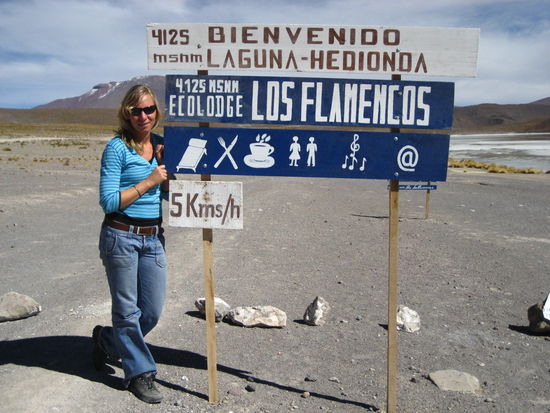 mittagspause an einer lagune auf ueber 4000m hoehe. mit sonne war es herrlich. sobald diese allerdings abends unterging, war es bitterkalt.