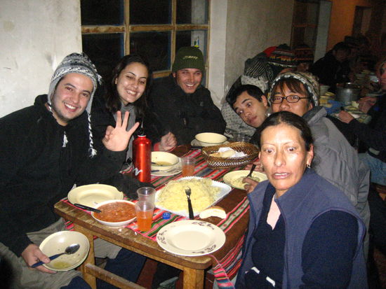 das rechts vorne ist kein anden-geist, sondern die koechin im camp