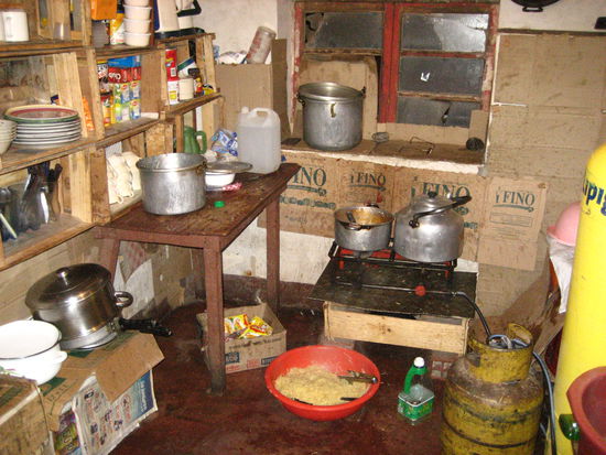 ... mit dieser ausruestung hat sie fuer 24 personen gekocht (suppe und spaghetti), die alle zur selben zeit essen konnten