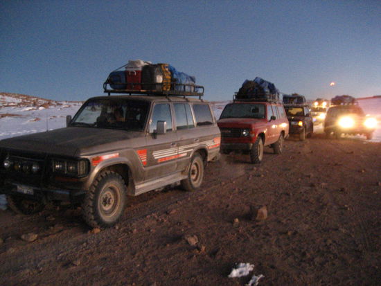 unser jeep ist der zweite von vorne. irgenwie der einzige ohne heissluftgeblaese, so dass wir um die 1-2 grad im jeep hatten und theo den weg im dunkeln durch dieses guckloch finden musste – abenteuerlich!