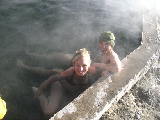 danach konnten wir den eingefrorenen koerper in einer heissen quelle entspannen. einfach herrlich – draussen hatte es knapp ueber null grad...
