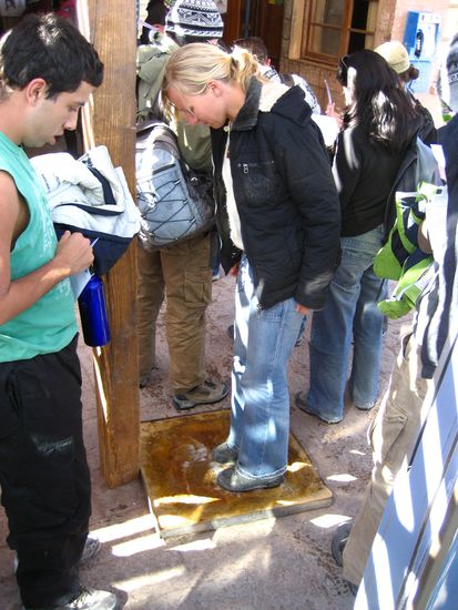 die einreise in chile – man muss die schuhe desinfizieren, da man von bolivianischem boden kommt. ich persoenlich glaube ja, dass dies eher symbolisch zu verstehen ist, da die chilenen und bolivianer nicht gerade die besten kumpels sind. von argentinien nach chile, mussten wir die schuhe nicht baden...