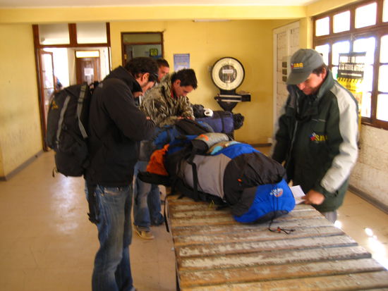 das erste mal, dass wir unsere rucksaecke oeffnen muessen. so genau wie die chilenen, nimmt es hier unten sonst keiner...