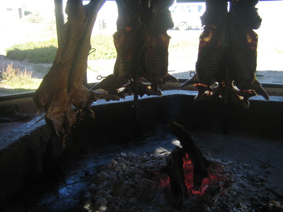 im restaurant war wieder mal ein "holzkohlebecken" aufgebaut. ein begehbarer grill sozusagen!