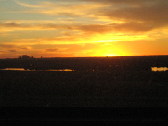 wenn man dann so im bus sitzt und es wird nacht und alle um einen herum schlafen schon, im ohr hat man ne geile mucke, dann freut man sich auf die kommenden 50 wochen! bissl sentimental wird man schon ab und an...!