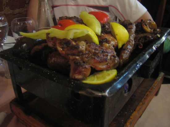 und so sieht das ganze dann abends aus als "parilla para tres". 
es gab eine gute auswahl: lamm, rind, blutwurst, andere wurst, huhn, fett mit schwarte und fett ohne schwarte. und diverse innereien, die der ober auch nicht naeher benennen konnte. 
na dann..., guten appetit!