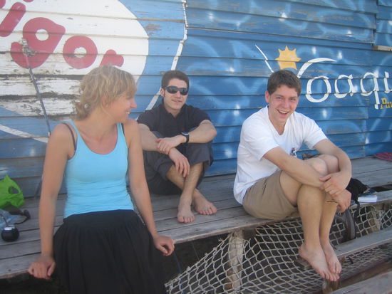 mate-zeremonie am strand mit daniel und andreas, zwei weiteren deutschen backpackern, die wir bei der tour zu peninsula kennengelernt haben. 
sie waren chris´opfer, mit denen er endlich einmal so einen fleischberg bestellen konnte, da ich dafuer nicht besonders gut tauge. danke hiermit nochmal an euch fuer das aufopferungsvolle parilla-essen gestern