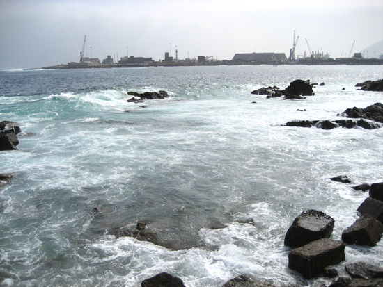 ufer am rande von iquique, im hintergrund der hafen
