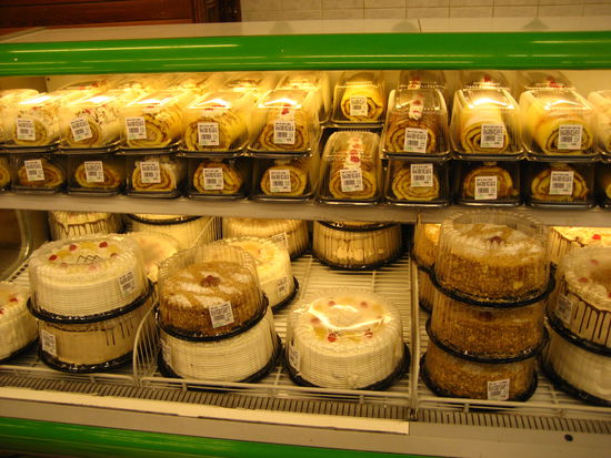 ach ja, und einen riesen supermarkt, wie man ihn kennt, mit richtig fetten torten!