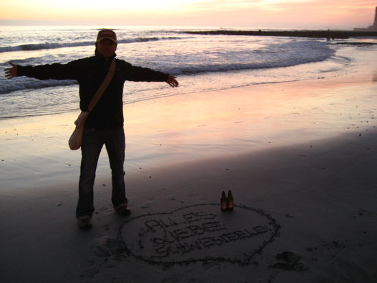 und zum abschluss von iquique gratulierten wir am strand im sonnenuntergang meiner schwester noch zum entfernten geburstag! die biere haben wir auf dich getrunken!