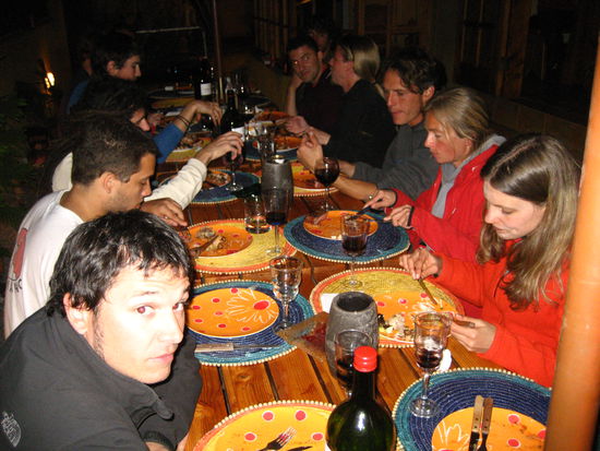barbeque im hotel, chris gegenueber ist amely, rechts davon die beiden bochumer stephanie und klaus, der als mathelehrer einer gesamtschule geschichten zum kugeln erzaehlt hat