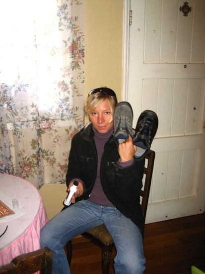 wow oder? fuer 70 cent fuer die schuhfarbe bekommen meine goretex schuhe nen neuen anstrich, der eigentlich fuer lederschuhe gedacht ist. jetzt glaenzen sie bissl, sehen aber (fast...) wie neu aus!