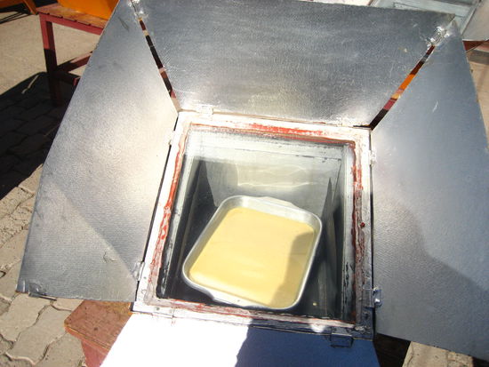 auflauf im sonnenofen. wir haben die hand reingehalten und beim besten willen: fuers kochen unseres rindfleischs kann die hitze nicht gereicht haben.