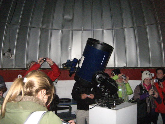 in der kuppel war es eigentlich stockdunkel. man sah nur die sterne durch eine offene luke. am ende wurde dann zum fotografieren das licht angemacht.