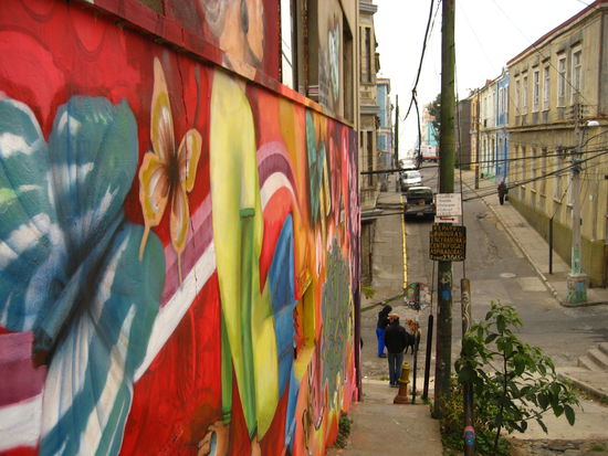 ganze waende sind hier voller grafittis...