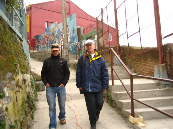 mit michael in einer der zahlreichen gassen von valparaiso