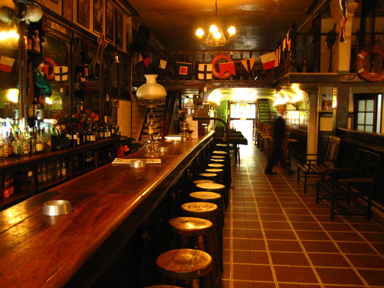 in der aeltesten bar "la playa", wo man sich echt lebhaft vorstellen konnte, wie hier die matrosen das bier an der theke tranken. oder auch nen kaffee