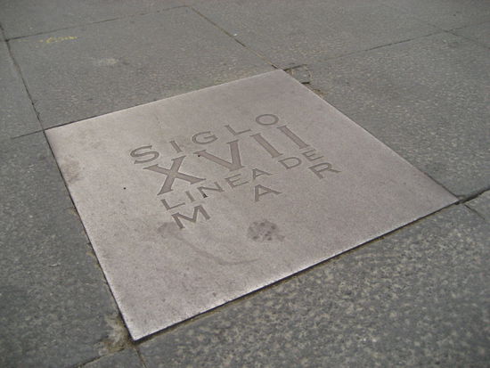 auf dem plaza sotomayor sieht man an den bodenplatten, wie die stadt stueck fuer stueck in richtung meer kuenstlich "verlaengert" wurde. im 17. jahrhundert ging die wasserlinie noch bis mitten zum platz