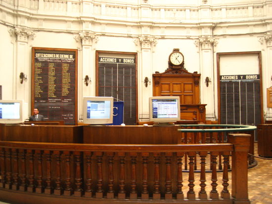 in der boerse, die wie ausgestorben wirkt. mittlerweile ist alles nach santiago abgewandert