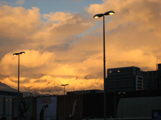 im hintergrund der riesen mall liegen die schneebedeckten berge