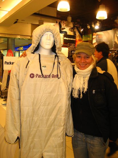 als alternative -falls wir keinen schlafsack finden- sahen wir diesen anzug. zur not ginge ja auch das...