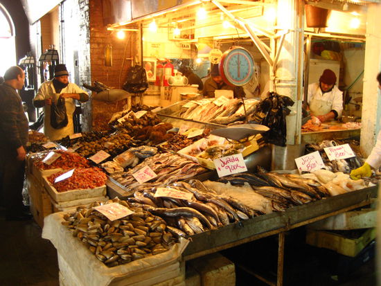 fische satt im mercado central. am letzten tag waeren wir dort gern essen gegangen, doch unsere letzten kroeten reichten nur noch fuers mittagsmenue gegenueber...