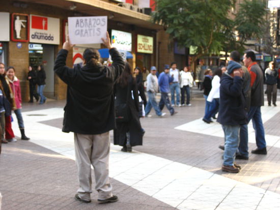 auf dem marktplatz verteilte einer gratis-kuesse und unglaublich viele menschen kamen zum umarmen... wir sind aus dem staunen nicht mehr rausgekommen. chris wollte, dass ich den mann auch umarm, dass er ein foto machen kann. klar