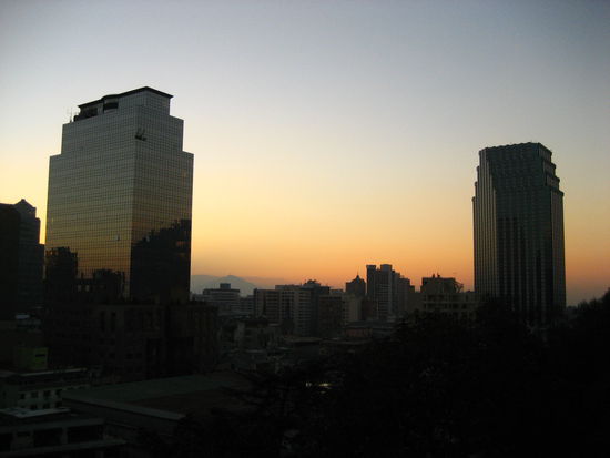 daemmerung von oben, vom berg santa lucia, den wir durch zufall entdeckten und wo wir ganz kostenlos die stadt von oben sahen