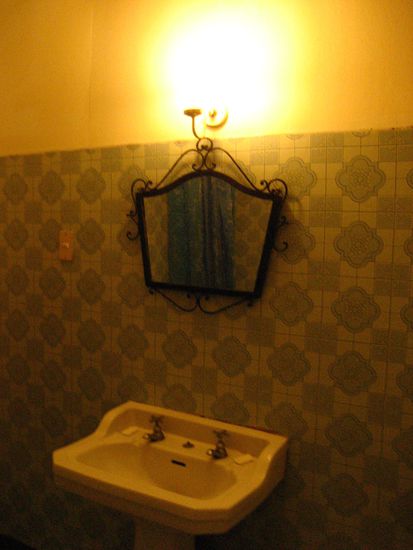 unser hotel hatte ein wunderbar altmodisches badezimmer!