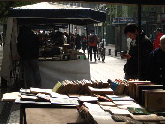 chris stoebert in alten postkarten auf dem kleinen flohmarkt am sonntag um den plaza de armas