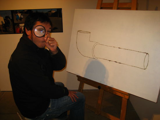 hier entsteht mit hilfe der lupe ein bild, da die sonne loecher reinbrennt. doch das ganze steht im keller des museums... das "kunstwerk" ist somit also wohl schon fertig.