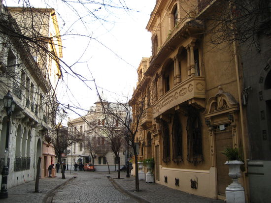 die strasse zum hotel im viertel hinter der kirche san fransisko. wie vor 100 jahren.