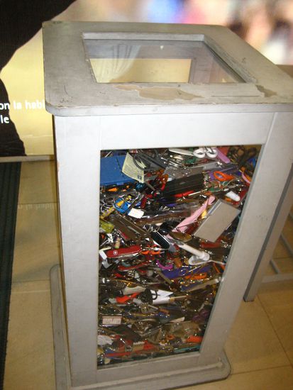 am flughafen: all die gesammelten "waffen" wie nagelschere und klipser