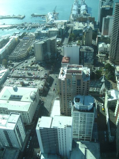 blick vom auckland skytower, dem hoechsten gebaeude der suedlichen hemisspaehre (und die letzten 100 meter erreicht er ueber die antenne... alles beschiss!). aber eine tolle sicht von oben!
