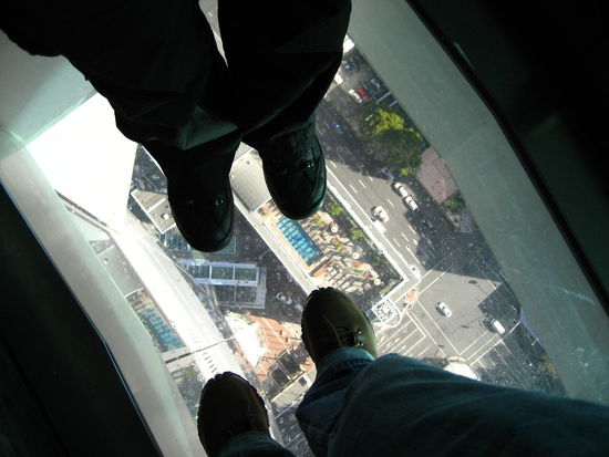 nette glasplatten im boden... (bild fuer mama