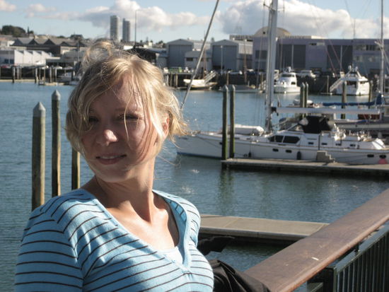 am hafen, wo die ganze high society zum mittagessen in der sonne luemmelte. allgemein hatten wir wunderbares wetter in auckland - dafuer, dass uns jeder belaechelt hat, dass wir im winter nach neuseeland gehen...