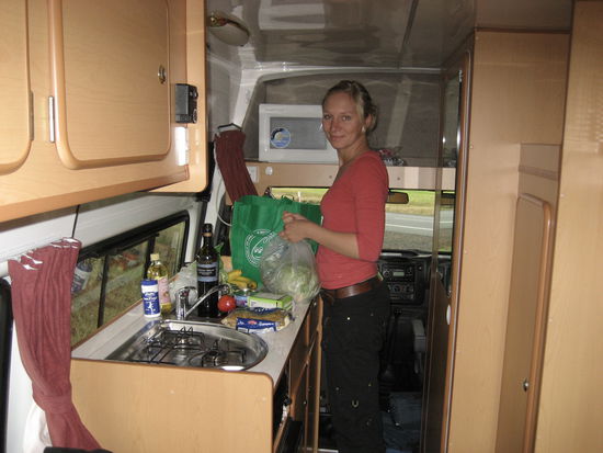 zweiter stop nach 3 stunden dann an einem netten parkplatz, die es hier wie sand am meer gibt, meist an einem fluss oder aussichtspunkt. und dann wurde erst mal gekocht und realisiert, dass wir nun tatsaechlich in neuseeland sind...
