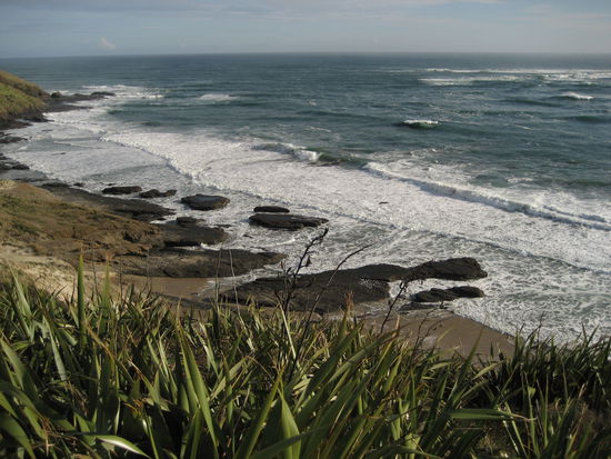 blick vom fels oben auf die rauhe brandung