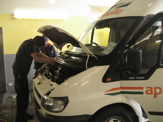 der nette junge herr bemuehte sich, machte auch eine probefahrt und beschloss dann, den tank mit einer fluessigkeit von innen zu reinigen und den turbo-filter auszupusten und zu reinigen.